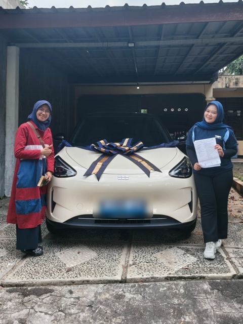 Serah terima mobil Geely kepada konsumen Alda Maulidia (1)