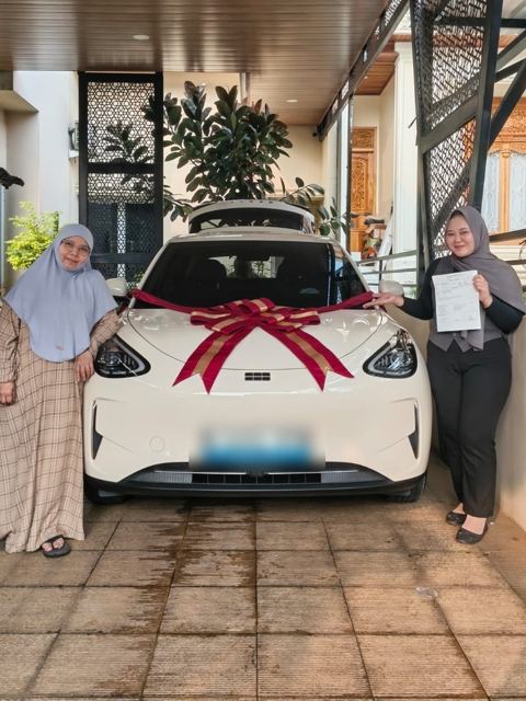 Serah terima mobil Geely kepada konsumen Alda Maulidia (2)