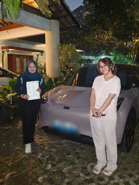 Serah terima mobil Geely kepada konsumen Alda Maulidia (3)