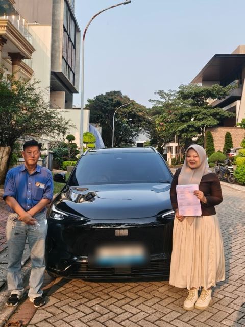Serah terima mobil Geely kepada konsumen Alda Maulidia (4)