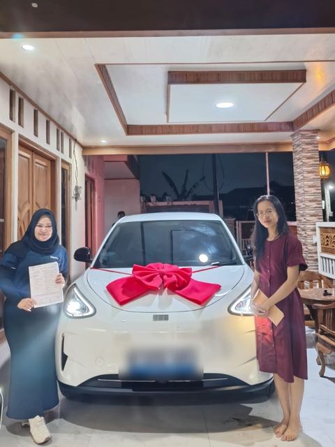 Serah terima mobil Geely kepada konsumen Alda Maulidia (6)